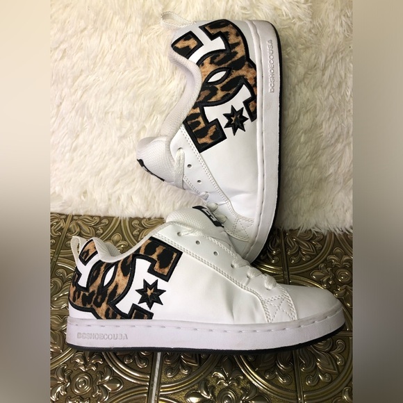 DC Women's Court Graffik Sneakers - White size 5 - Picture 1 of 16